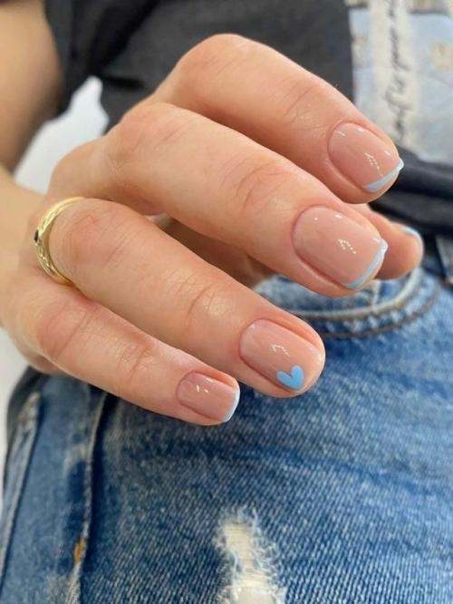 Нюдовые ногти с маленькими акцентами - сердечки, линии, блёстки, цветочки - выглядят так, будто это не маникюр, а настроение. 01