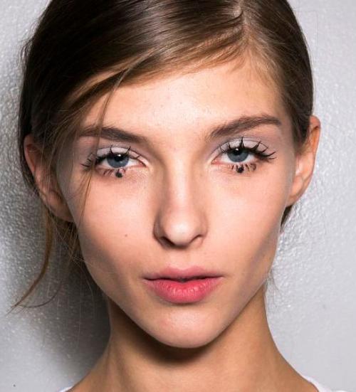 Косметичка - неотъемлемый атрибут большинства женских сумочек. 03