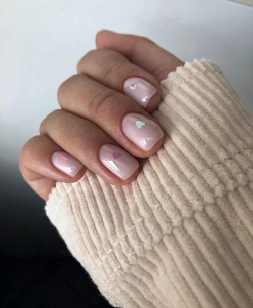 Нюдовые ногти с маленькими акцентами - сердечки, линии, блёстки, цветочки - выглядят так, будто это не маникюр, а настроение. 03