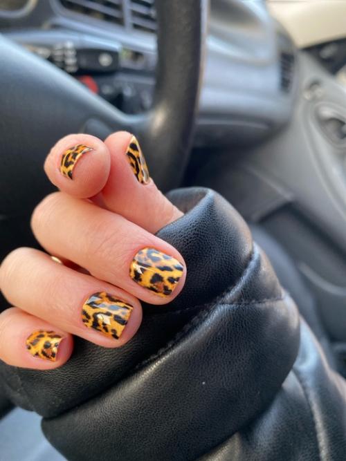 Маникюр себе легко, особенно когда это только пилка баф и пленки. 01