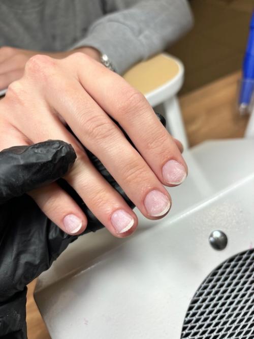 Красный маникюр на коротких ногтях - это шикарный и вневременной образ, который никогда не выйдет из моды. 01