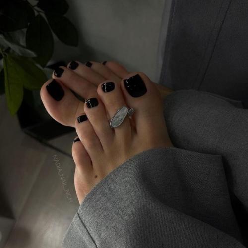 Ничто не сравнится со свежим, чёрным глянцевым педикюром. 01