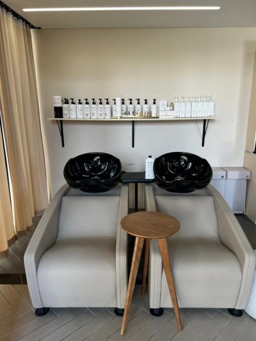 Обновилась.  И, хотя сейчас не весна, а якобы унылая пора под названием Осень - это не повод время от времени освежить прическу. 01