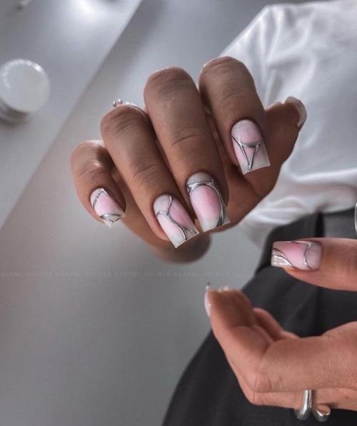 Металлический блеск: золото, мед и бронза придают маникюру роскоши и шика, что делает ваши ногти настоящими ювелирными произведениями искусства. 02