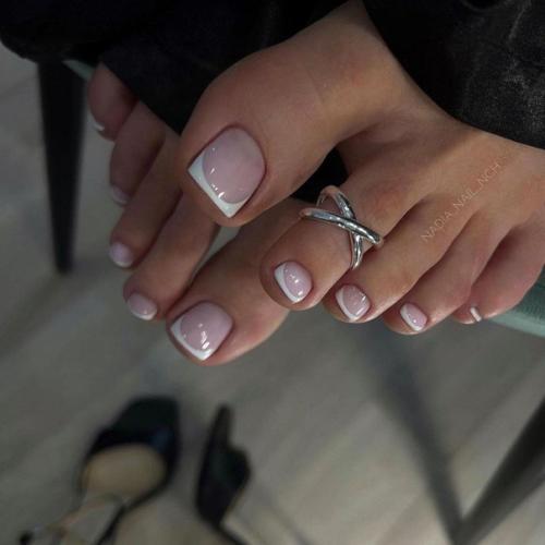 Ничто не сравнится со свежим, чёрным глянцевым педикюром. 02