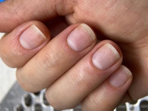 Маникюр себе легко, особенно когда это только пилка баф и пленки. 03