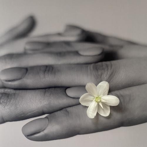 Когда я ещё занималась визуалом для аккаунтов, меня очень мучило, что мало кто из мастеров маникюра делает творческий контент. 01