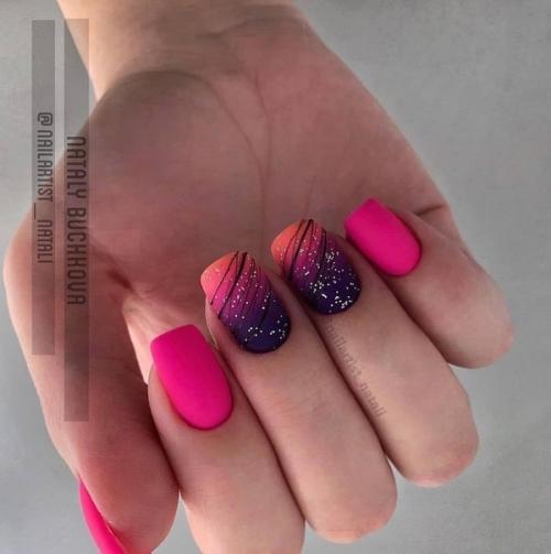 Розовый маникюр - это стильное и женственное видение дизайна ногтей, которое основывается на использовании цветовой гаммы розового. 02