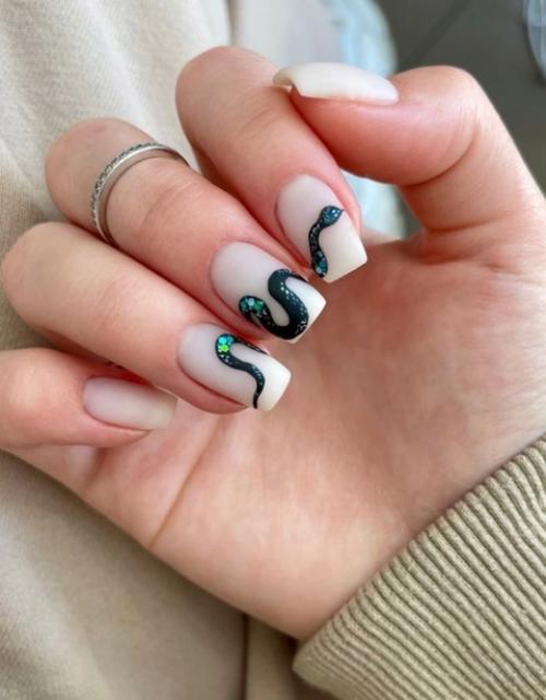 Один из вопросов, который стал интересовать девушек: а в какой же цвет покрыть ногти к новому 2025 году? 02