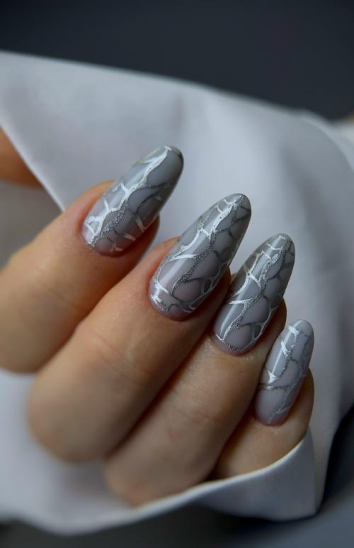 Кто сказал, что маникюр на обеих руках должен быть одинаковым? 

