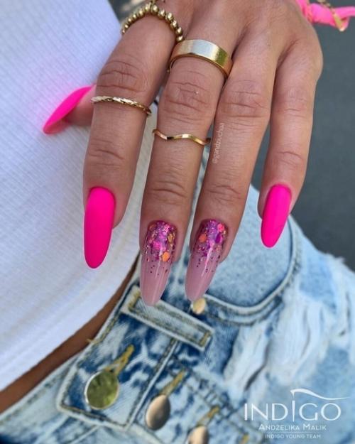 Розовый маникюр - это стильное и женственное видение дизайна ногтей, которое основывается на использовании цветовой гаммы розового. 01