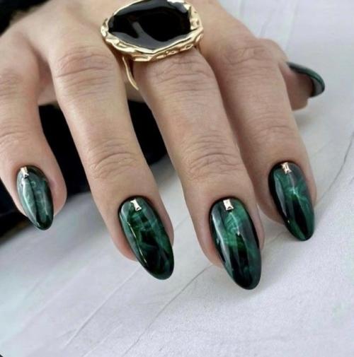 Один из вопросов, который стал интересовать девушек: а в какой же цвет покрыть ногти к новому 2025 году? 03