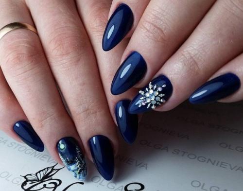 Самые лучшие идеи маникюра с снежинками. 08