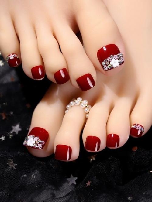 Модный педикюр в бордовом цвете. 01