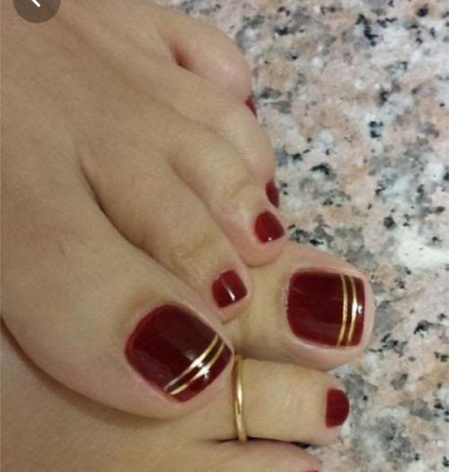 Модный педикюр в бордовом цвете. 06