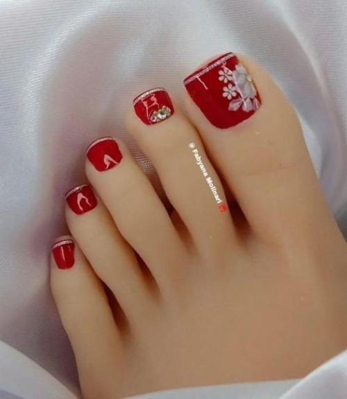 Модный педикюр в бордовом цвете. 04