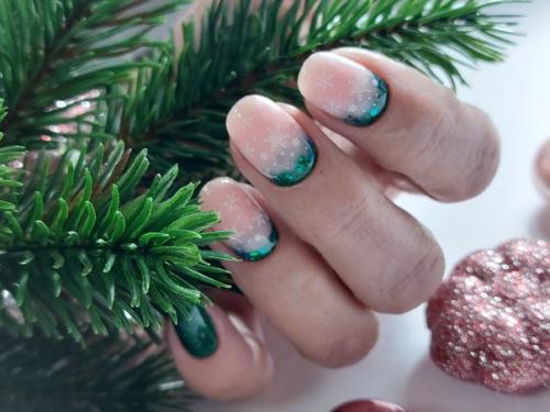 Новогодние праздники - лучшее зимнее время для маникюра, смело экспериментируйте! 01