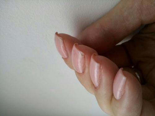 Добрый день!  Девочки делаю покрытие сама себе, на 2 день откалываются края. 02