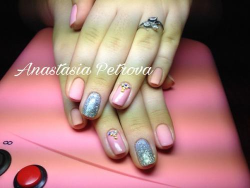 В общем в городе есть мастер маникюра которой не месте не сидится. 02