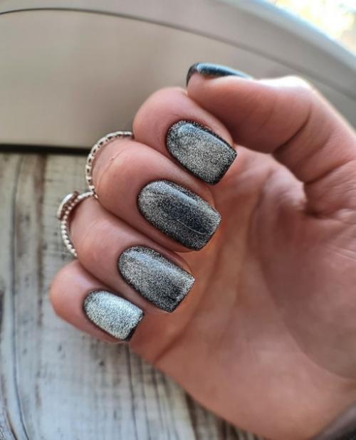 В сезоне 2022 дизайн ногтей Кошачий Глаз возглавляет топовые позиции среди трендов маникюра. 05