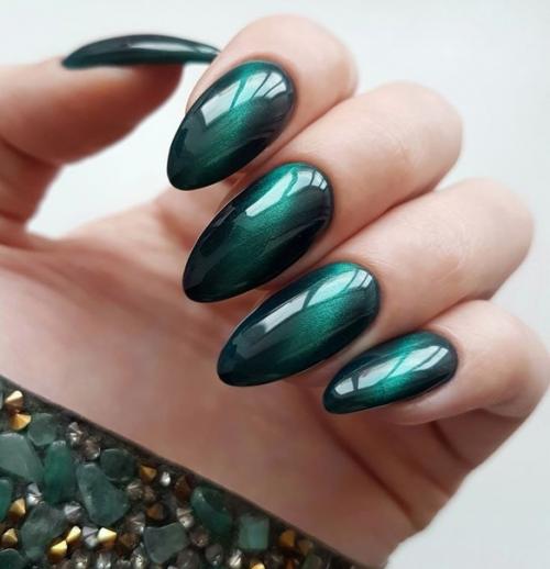 В сезоне 2022 дизайн ногтей Кошачий Глаз возглавляет топовые позиции среди трендов маникюра. 07