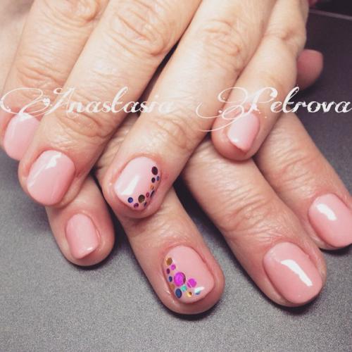 В общем в городе есть мастер маникюра которой не месте не сидится. 01