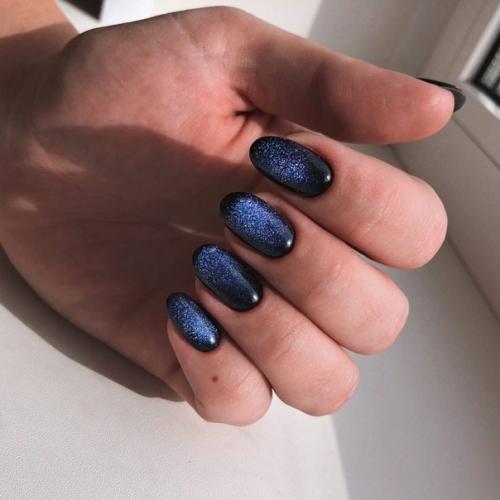 В сезоне 2022 дизайн ногтей Кошачий Глаз возглавляет топовые позиции среди трендов маникюра. 03