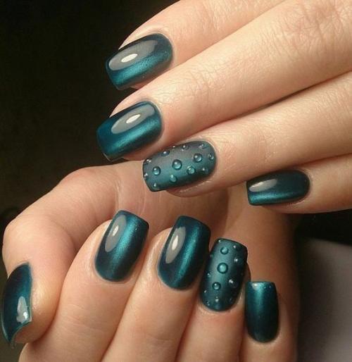 В сезоне 2022 дизайн ногтей Кошачий Глаз возглавляет топовые позиции среди трендов маникюра. 04