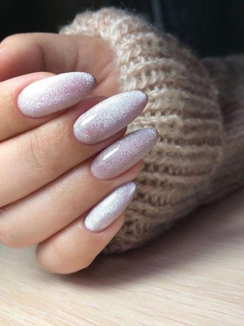 В сезоне 2022 дизайн ногтей Кошачий Глаз возглавляет топовые позиции среди трендов маникюра. 02