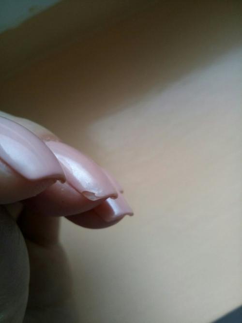 Добрый день!  Девочки делаю покрытие сама себе, на 2 день откалываются края. 01