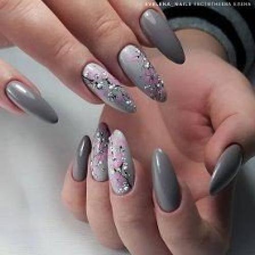 Блестящий маникюр - элегантное дополнение к образу. 03