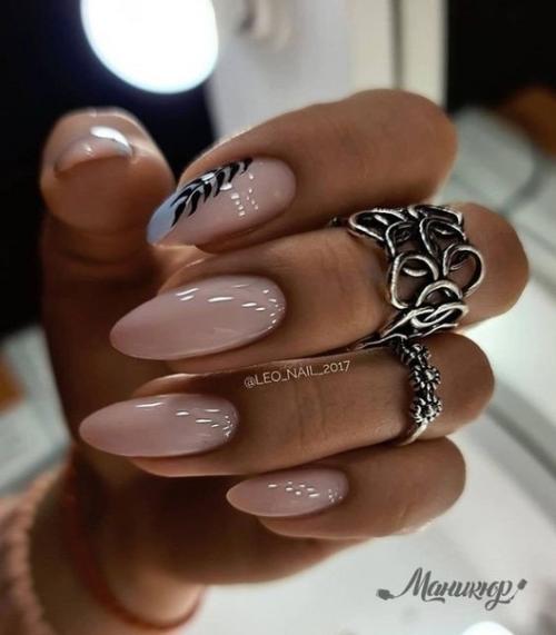 Блестящий маникюр - элегантное дополнение к образу. 05