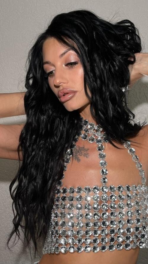 Женственность - это не только природная красота, но и внутреннее ощущение уверенности, мягкости и гармонии. 01