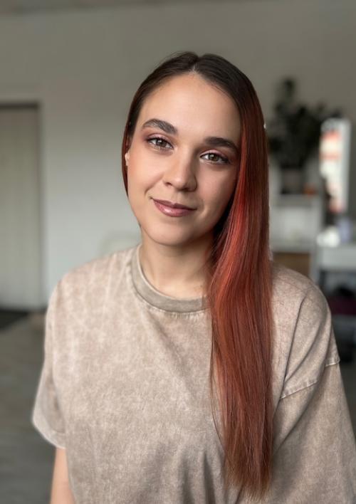 Лера пришла с запросом научиться делать естественный макияж, чтобы можно было и на работу, и на вечер выйти в ресторан. 01