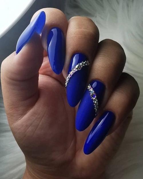 Стильные идеи синего маникюра на длинные и короткие ногти. 09
