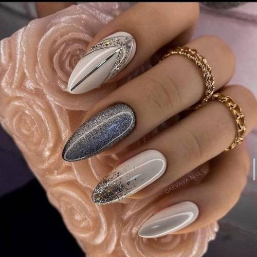 Блестящий маникюр - элегантное дополнение к образу. 06