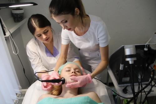 Всех косметологов с профессиональным праздником - днем косметолога! 01