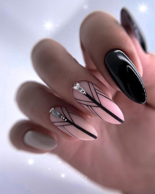 Черный цвет обладает необъяснимым магнетизмом - он буквально притягивает к себе взгляды. 05