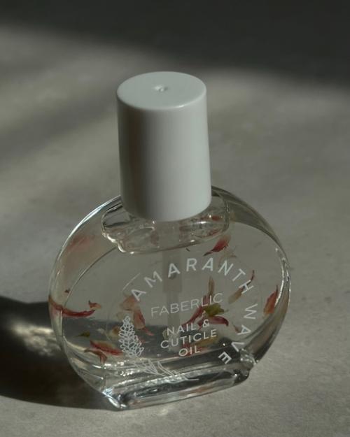 Премию в категории - лучшее масло для кутикулы вручаю этому красивому и приятному в использовании. 01