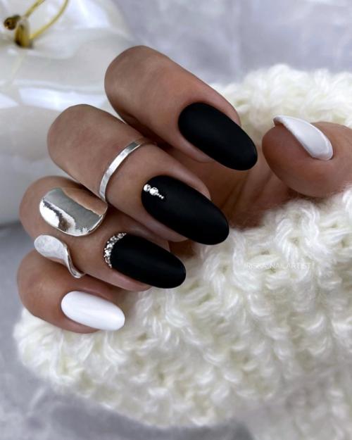 Черный цвет обладает необъяснимым магнетизмом - он буквально притягивает к себе взгляды. 08