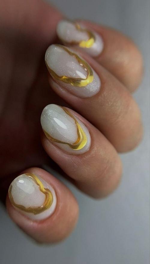 Золотистый маникюр для ваших ногтей. 04