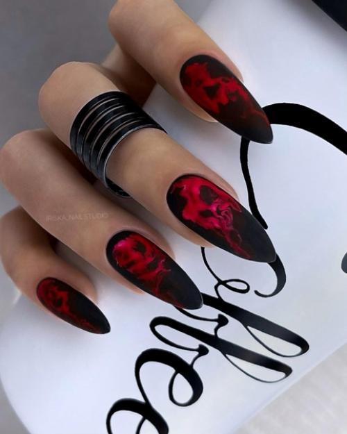 Черный цвет обладает необъяснимым магнетизмом - он буквально притягивает к себе взгляды. 09