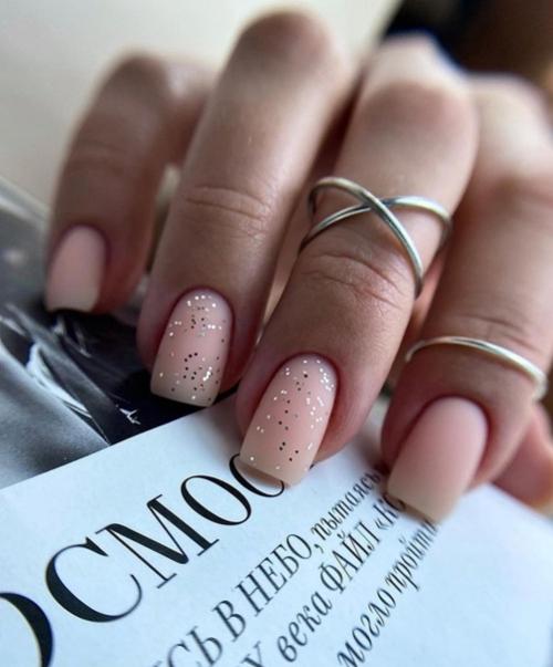 Матовые ноготки всегда обладают магнетической притягательностью - так и хочется потрогать их вельветовую поверхность. 09