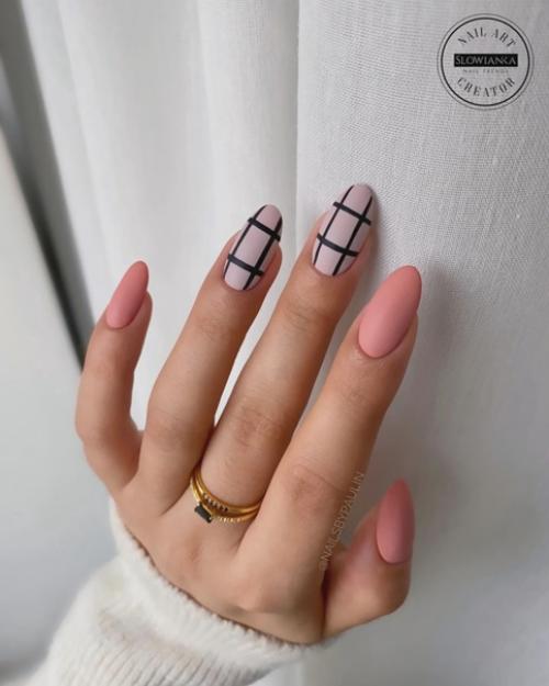 Матовые ноготки всегда обладают магнетической притягательностью - так и хочется потрогать их вельветовую поверхность. 07