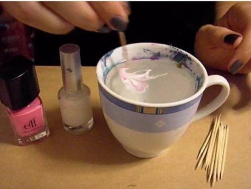 Мы покрываем ногти основой нашего будущего шедевра. 01