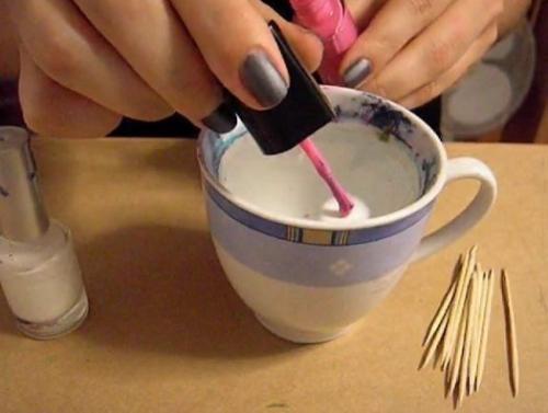 Мы покрываем ногти основой нашего будущего шедевра. 03