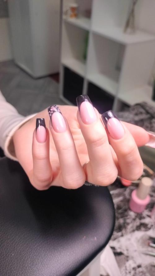 Черный френч на ногтях - одна из самых стильных и современных тенденций в мире маникюра. 01