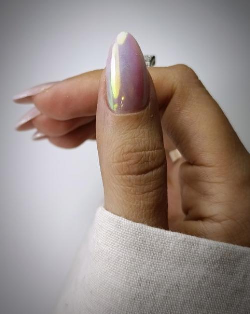 Зеркальный, радужный, перламутровый, жемчужный - эти модные эффекты на ногтях делают с помощью втирки. 01