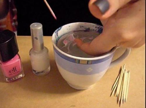 Мы покрываем ногти основой нашего будущего шедевра. 04