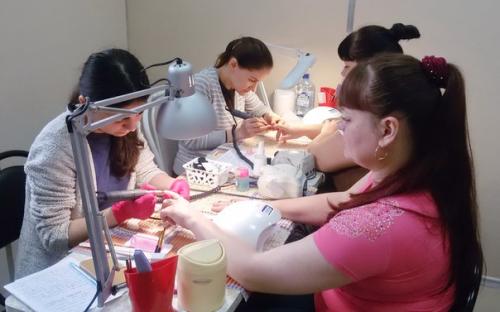 Мы поздравляем очень старательную ученицу Анну Петухову с успешным обучением по программе маникюр обрезной. 03